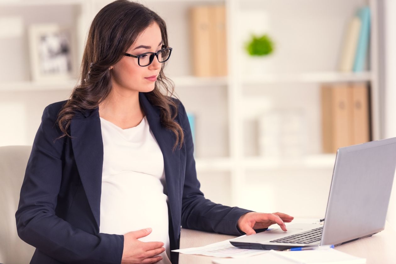 4 Ways to Dress for Work While Pregnant